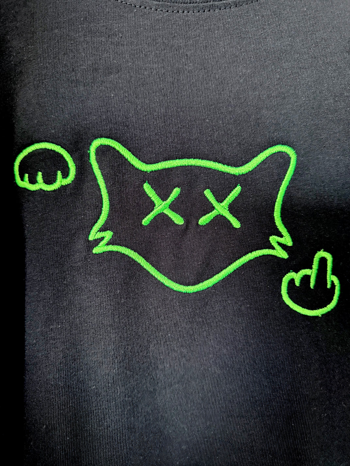 BINXY FLIPS THE BIRD TEE
