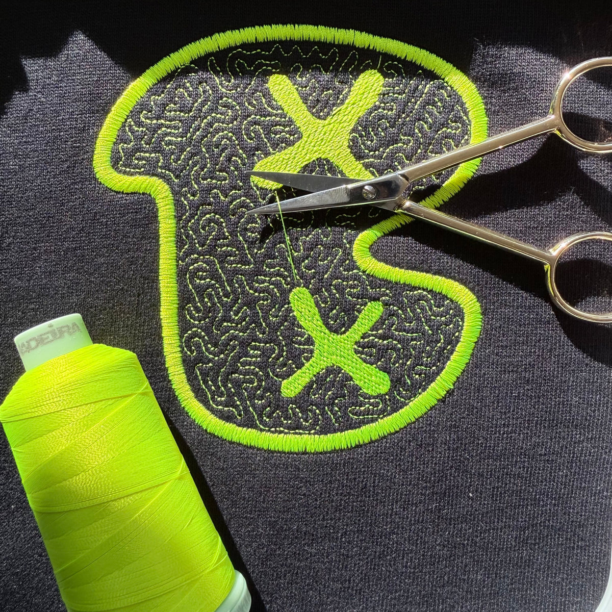 BLACK (B)INXY TEE YELLOW