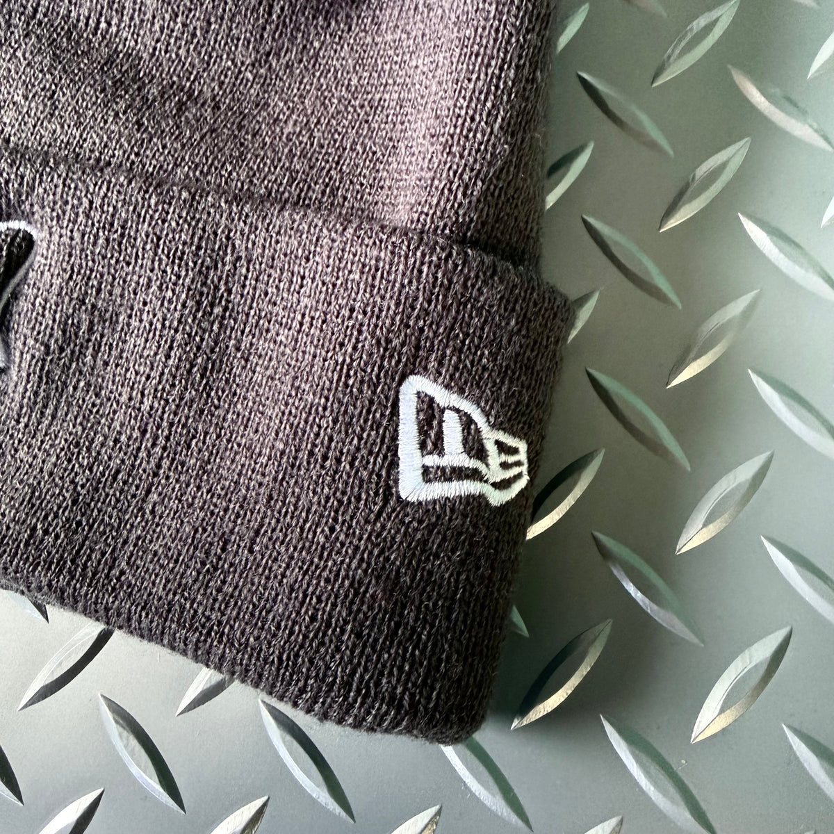 CHARCOAL / NEW ERA BEANIE