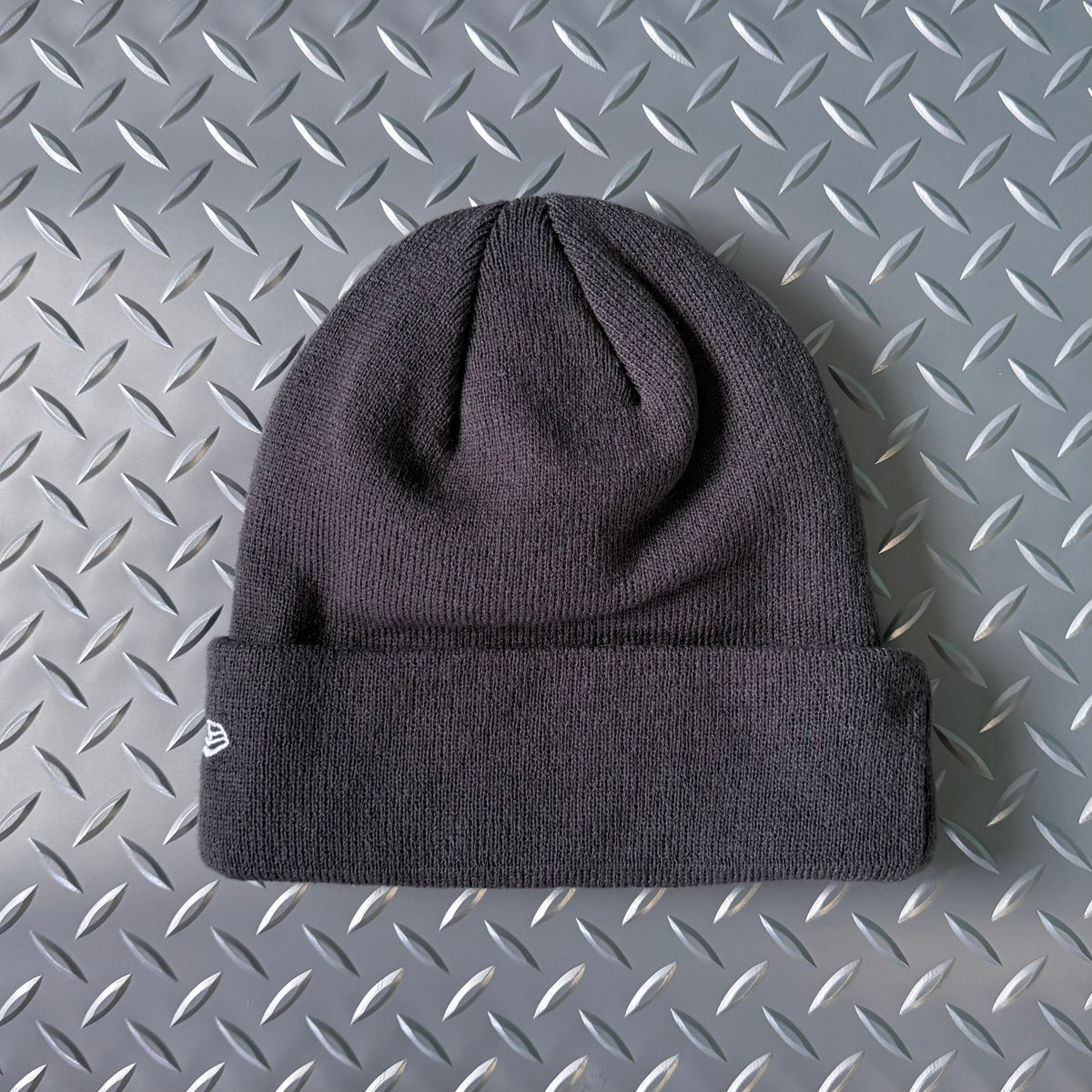 CHARCOAL / NEW ERA BEANIE
